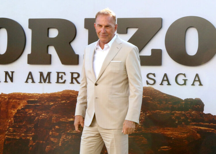 Os amigos de Kevin Costner o alertam para 'pisar com cuidado' em novo relacionamento com Kelly Noonan Gores - National Enquirer