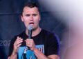 Os estrelas do rock estão elogiando Charlie Kirk em memes? Alerta de spoiler: não