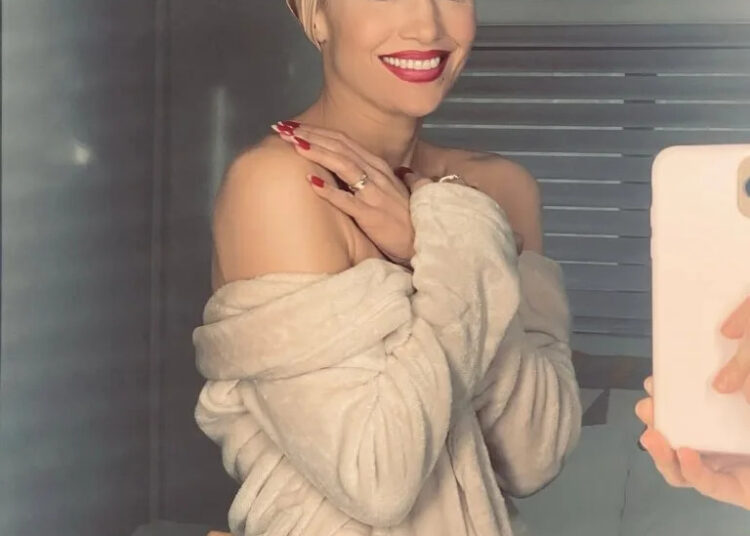 Os fãs confundem Jennifer Lopez com Gwen Stefani em novas selfies de platina loira glam