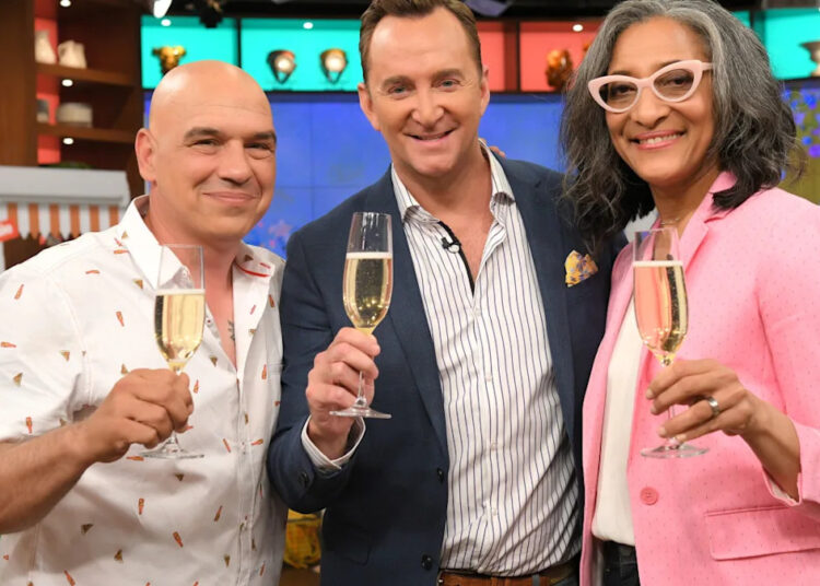 Os fãs dizem que "não podem esperar" depois que Carla Hall anuncia o retorno deste show icônico