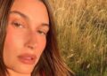 Os fãs não podem 'respirar' depois de ver Hailey Bieber posar em uma roupa bidirecional à beira da piscina