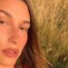 Os fãs não podem 'respirar' depois de ver Hailey Bieber posar em uma roupa bidirecional à beira da piscina