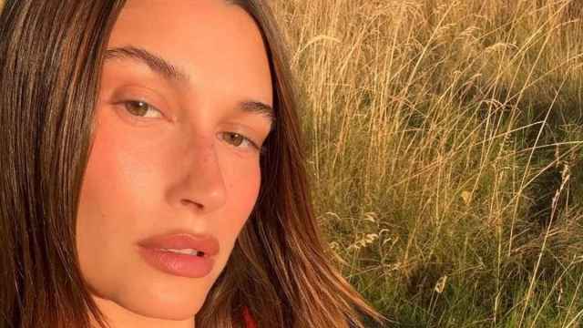 Os fãs não podem 'respirar' depois de ver Hailey Bieber posar em uma roupa bidirecional à beira da piscina