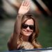 Os fãs reagem a Emma Watson girando a cabeça em shorts creme