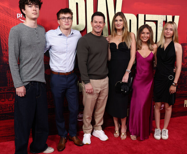 Os filhos de Mark Wahlberg adoram vê -lo 'xingar' na tela agora eles têm idade suficiente para assistir
