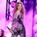 Os movimentos de dança de Shakira em pura maiúscula preta farão você parecer duas vezes