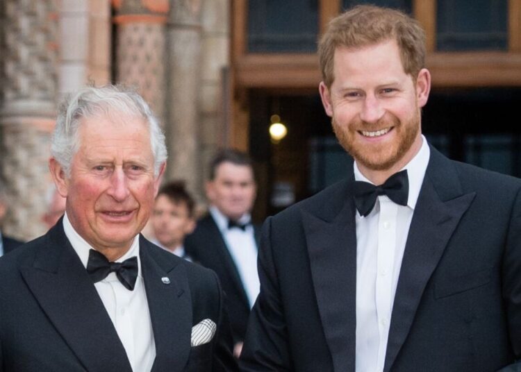Rei Carlos III e príncipe Harry.jpg