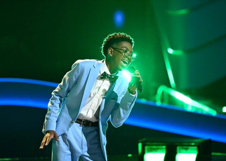 Os treinadores de 'The Voice' soprados pela versão do concorrente de 14 anos do clássico Jackson 5 Hit