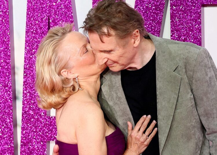 Pamela Anderson Slams 'PR Acts' em meio a rumores de romance de Liam Neeson