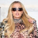 Paris Hilton diz que foi "difícil navegar" misógina "da mídia dos anos 2000