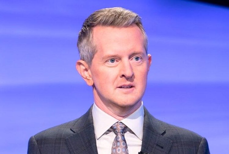 'Perigo!' Anfitrião Ken Jennings Publica Atualização Familiar Rara