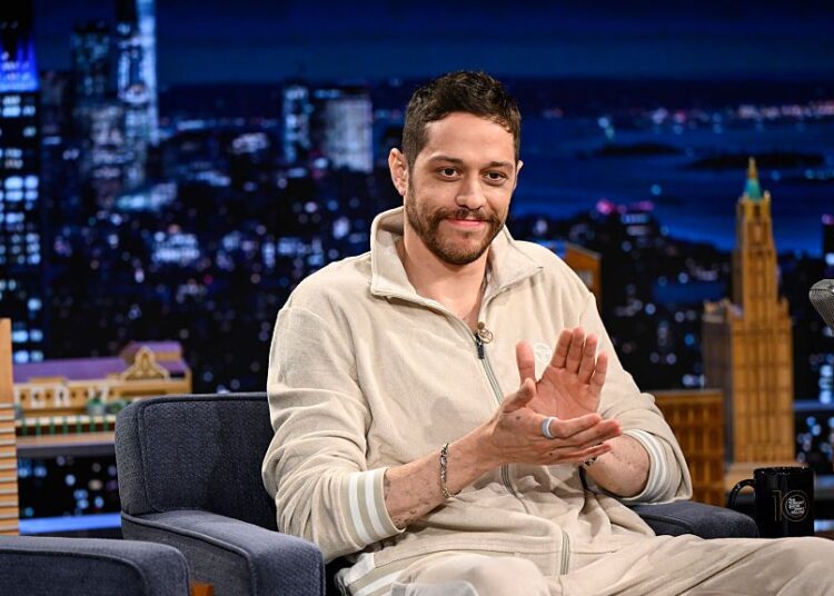 Pete Davidson diz que a mídia social "mal posso esperar" para ligar celebridades como Pedro Pascal
