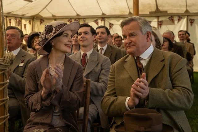 Por que Julian Fellowes terminou "Downton Abbey" sobre os nazistas