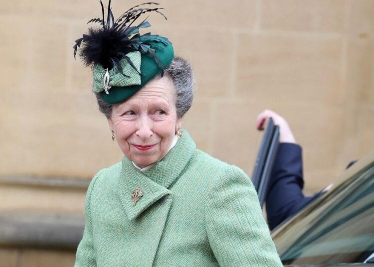 Princesa Anne posou na frente de uma parede de lingerie
