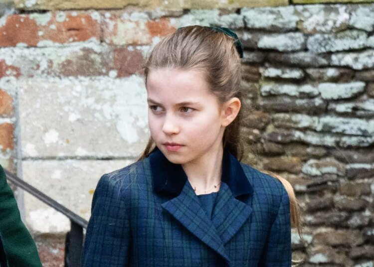 Princesa Charlotte reagindo a câmeras como a princesa Dian…