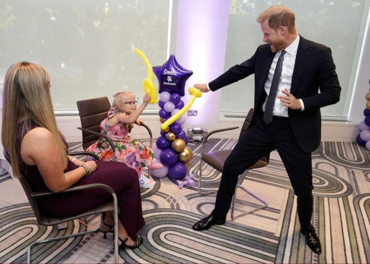 Príncipe Harry faz uma visita rara a Londres, no aniversário da morte da rainha Elizabeth II