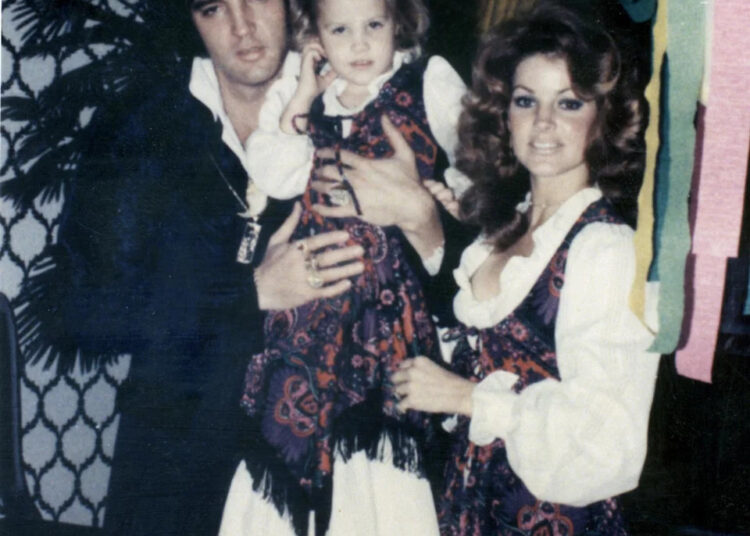 Priscilla Presley revela que Elvis uma vez a chamou enquanto estava na cama com Robert Kardashian