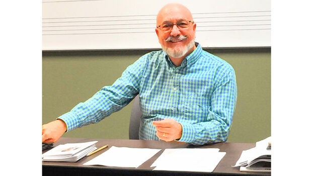 Professor de música local emérito publica novo livro-Valley Times-News