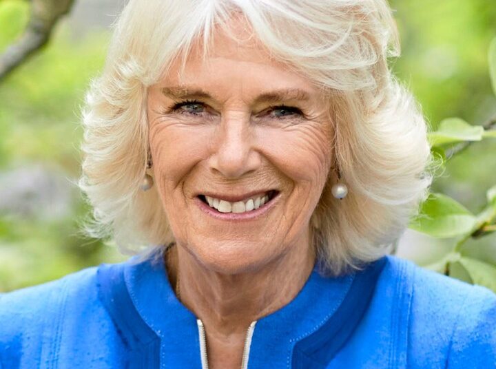 Queen Camilla faz a primeira aparição real após as férias de verão (e inclui um vestido seriamente chique)