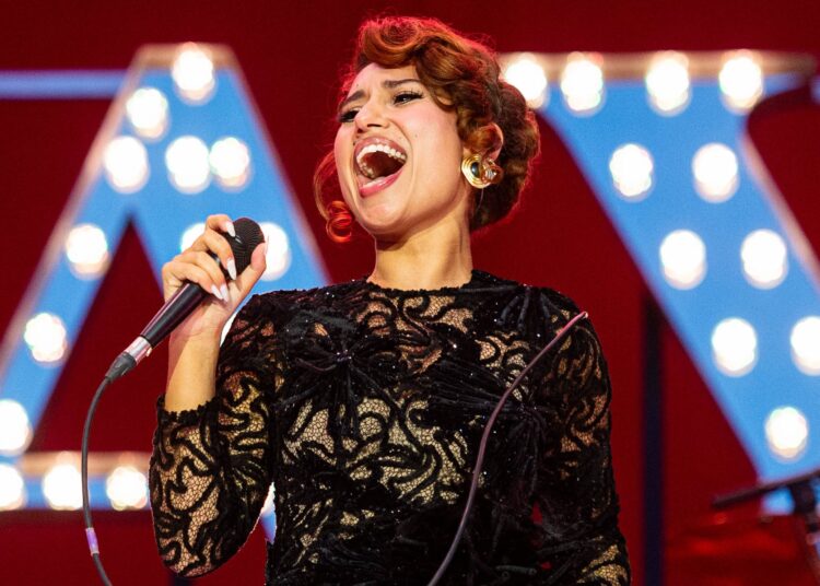 Raye anuncia “esta turnê pode conter nova música” 2026