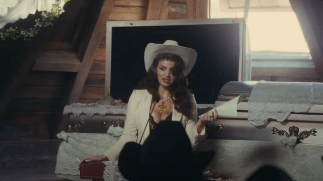 Rebecca Black Credits 'Sex' Gay 'por ajudá -la a sobreviver a Katy Perry Tour