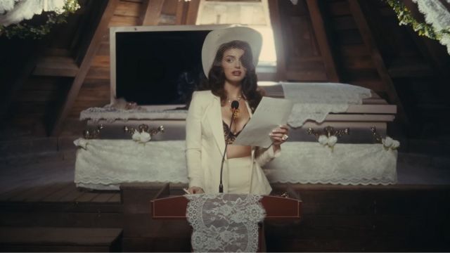 Rebecca Black diz que 'sexo gay' a ajudou a sobreviver a Katy Perry Tour