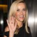 Reese Witherspoon atordoa em vestido preto de fenda na altura da coxa