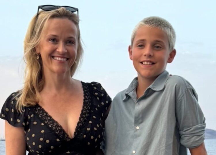 Reese Witherspoon marca o 13º aniversário do filho do Tennessee com foto rara