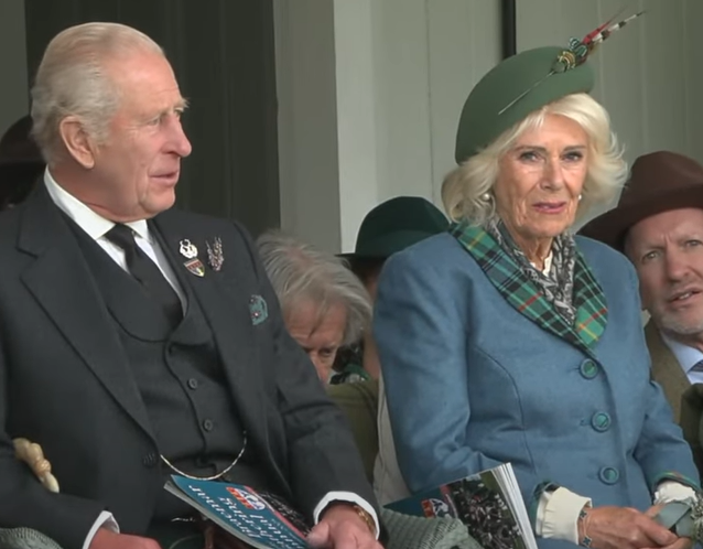 Rei Charles e Queen Camilla em gesto em movimento em Braemar
