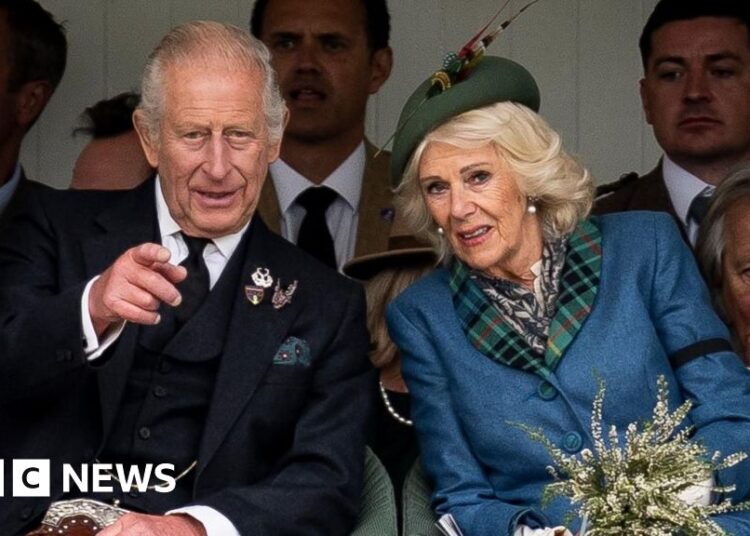 Rei e rainha participam de uma reunião de Braemar