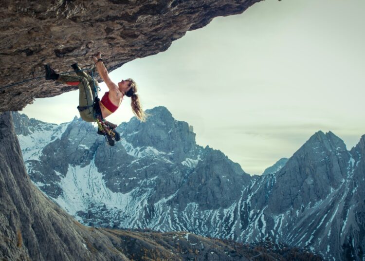 Reinicialização do Cliffhanger Situado na linha K Entertainment, Stars Pierce Brosnan