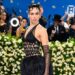 Relatório categoricamente falso de Dua Lipa Slams que ela demitiu agente sobre a postura anti-kneecap