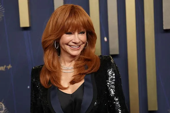 Repa McEntire se reúne com a família na tela “Reba” no jantar de fim de semana