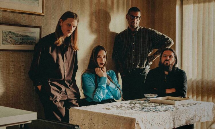 Retorno de limpeza a seco, ouça o novo single “Hit My Head o dia todo”