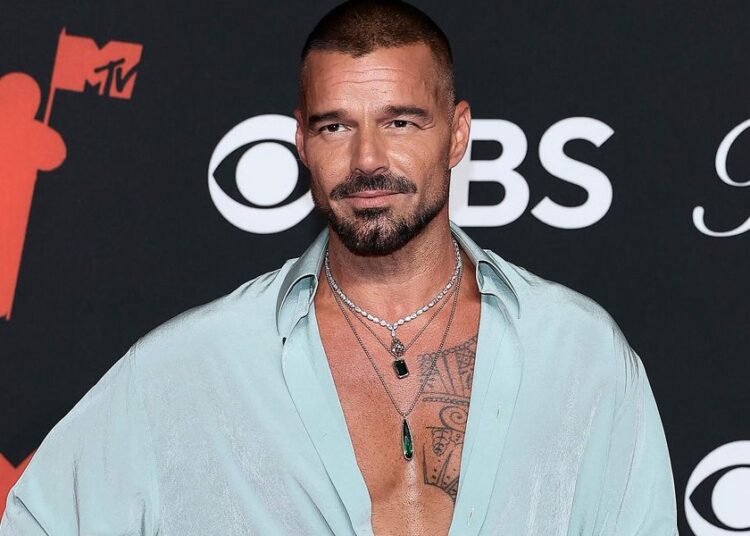 Ricky Martin mostra sua linha V sexy em nova selfie vaporizada