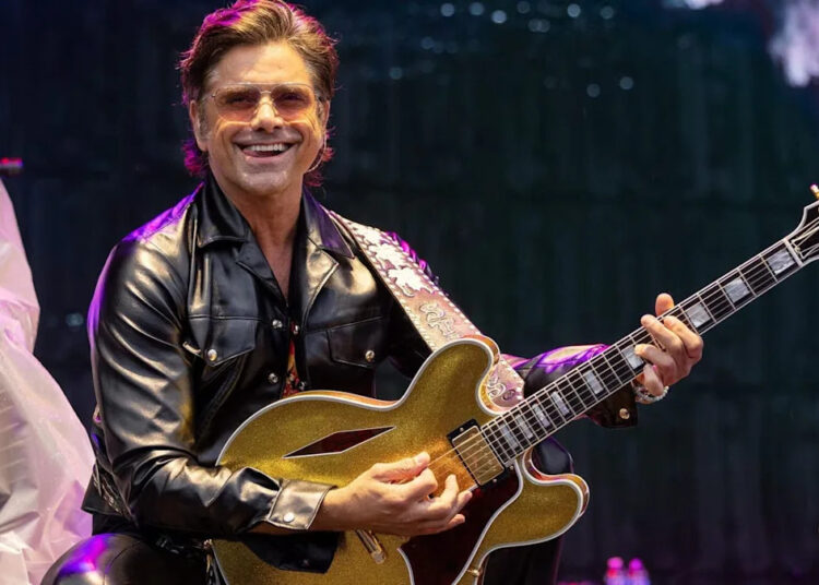 Riot Fest realmente fez isso-John Stamos faz sua tão esperada estréia