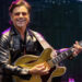 Riot Fest realmente fez isso-John Stamos faz sua tão esperada estréia