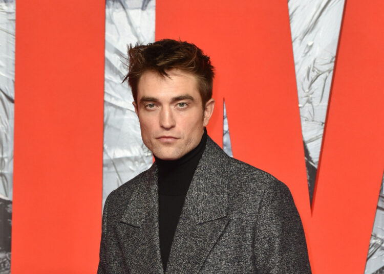 Robert Pattinson trancado fora do roteiro do Batman Parte II