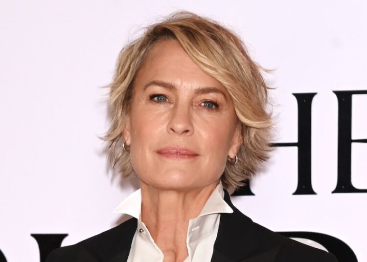 Robin Wright diz que diretor de 'sucesso' fez seu choro no início da carreira