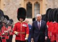 O presidente Donald Trump e o rei da Grã -Bretanha Carlos III inspecionam a guarda de honra durante uma cerimônia de chegada no Castelo de Windsor, em Windsor, Inglaterra, quarta -feira, 17 de setembro de 2025. (AP Photo/Evan Vucci)