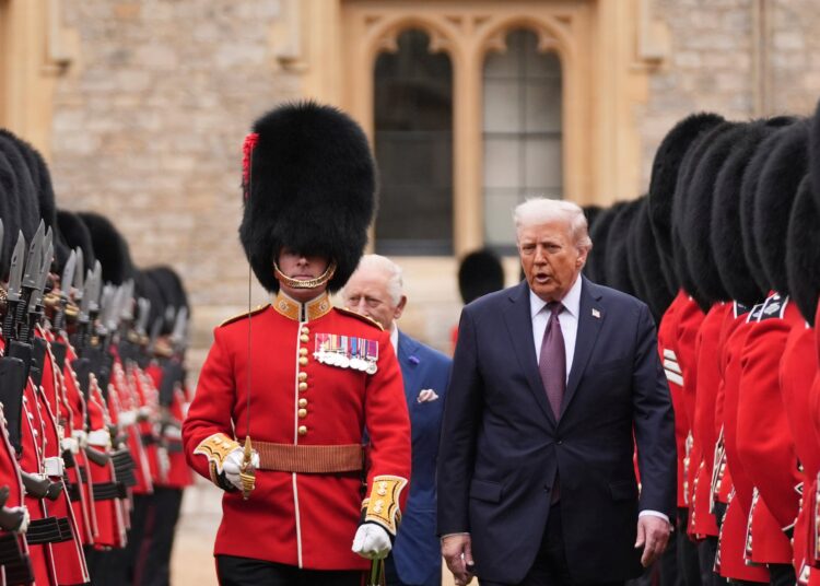 O presidente Donald Trump e o rei da Grã -Bretanha Carlos III inspecionam a guarda de honra durante uma cerimônia de chegada no Castelo de Windsor, em Windsor, Inglaterra, quarta -feira, 17 de setembro de 2025. (AP Photo/Evan Vucci)