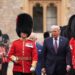 O presidente Donald Trump e o rei da Grã -Bretanha Carlos III inspecionam a guarda de honra durante uma cerimônia de chegada no Castelo de Windsor, em Windsor, Inglaterra, quarta -feira, 17 de setembro de 2025. (AP Photo/Evan Vucci)