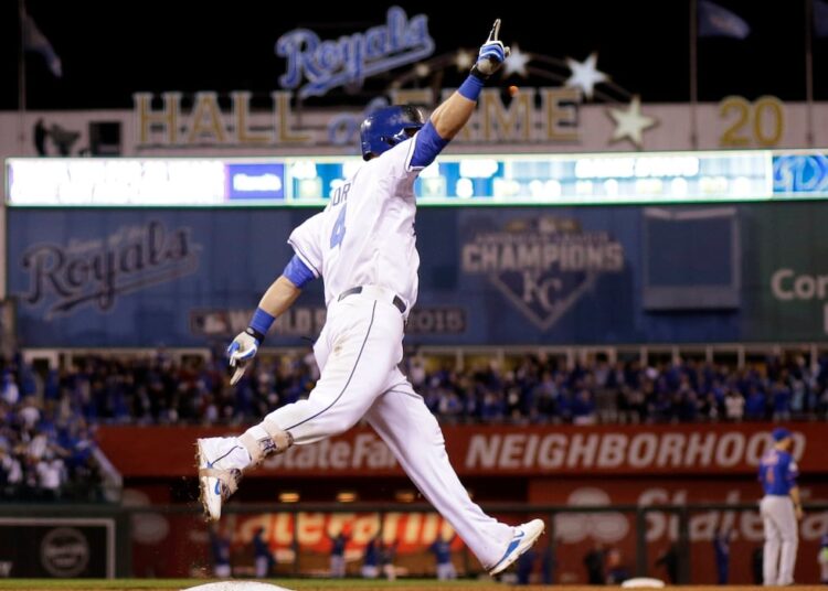 Arquivo - Alex Gordon, do Kansas City Royals, reage depois de acertar um home run durante o nono turno ...