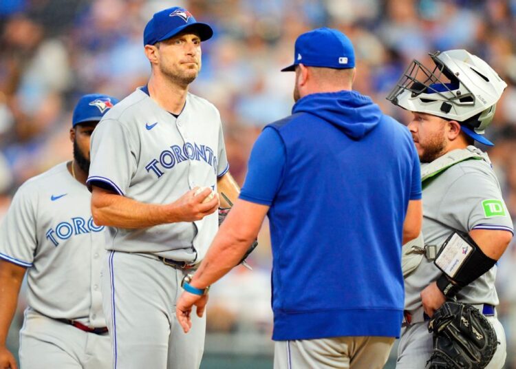 Royals Rock Max Scherzer para 7 corridas de primeiro turno, Bash Blue Jays 20-1