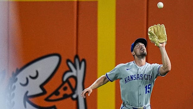 Royals instado a passar a opção 2026 do veterano outfielder