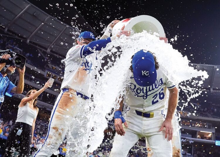 Royals pontuam quatro corridas no oitavo turno para os principais marinheiros