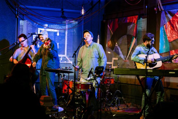 Rusty Vining e seus amigos 'ousados, claros' com nova música