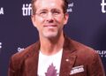 Ryan Reynolds atinge o tapete vermelho sem a esposa Blake animada em meio a seu drama legal em andamento - revista Star
