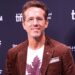 Ryan Reynolds atinge o tapete vermelho sem a esposa Blake animada em meio a seu drama legal em andamento - revista Star