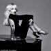Sabrina Carpenter Oozes Sofistication em um vestido preto sem costas como o rosto da campanha de uísque Johnnie Walker após um lançamento controverso da música